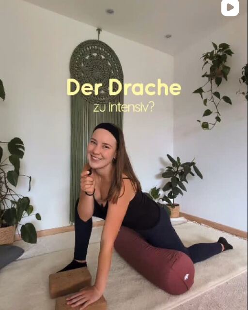Sophie im Drachen, die Hände auf zwei Korkblöcken abgestützt