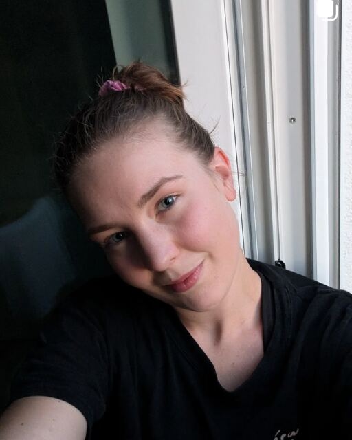 Selbstporträt von Sophie am Fenster, die Haare hochgesteckt