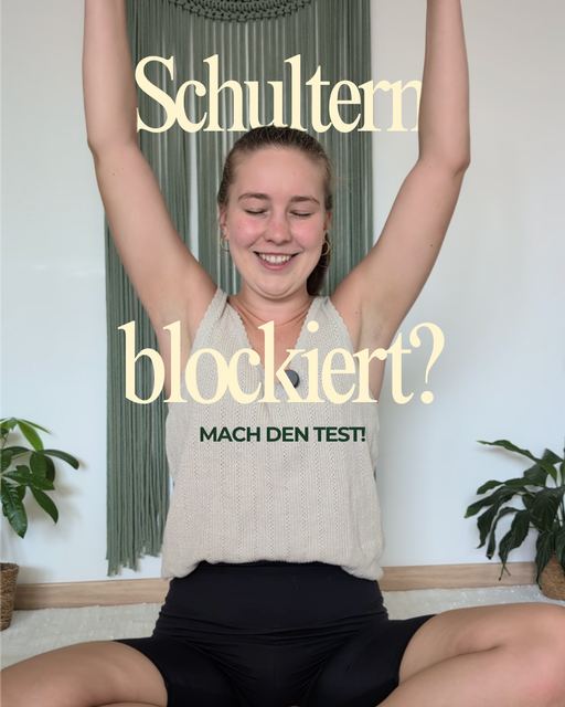 Sophie sitzt im Schneidersitz und streckt beide Arme über den Kopf