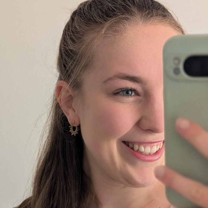 Sophie, laechelnd, Nahaufnahme