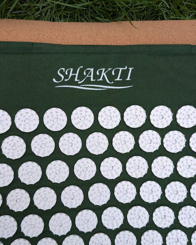Draufsicht auf die ShaktiMat mit dem Schriftzug SHAKTI über den Reihen weißer Akupressurnoppen